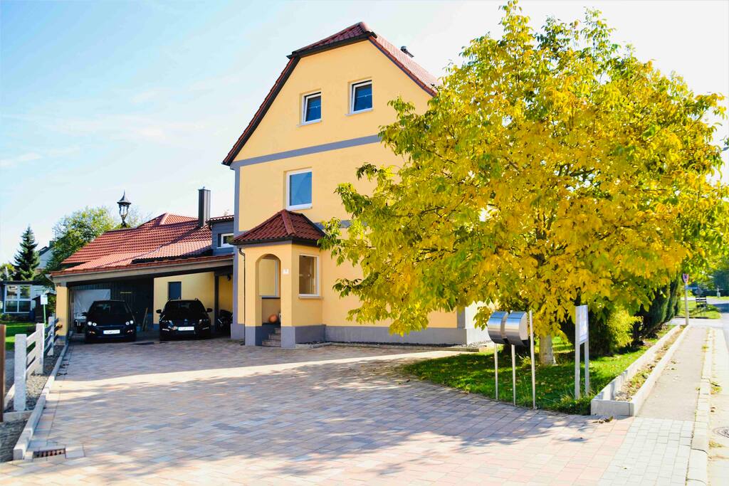 Haus mit eigenem Gästeparkplatz vor der Haustüre