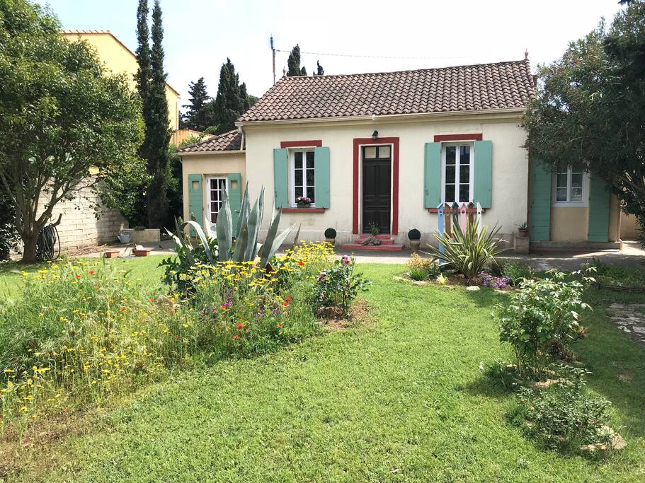La villa: votre logement est situé au niveau de la fenêtre de droite