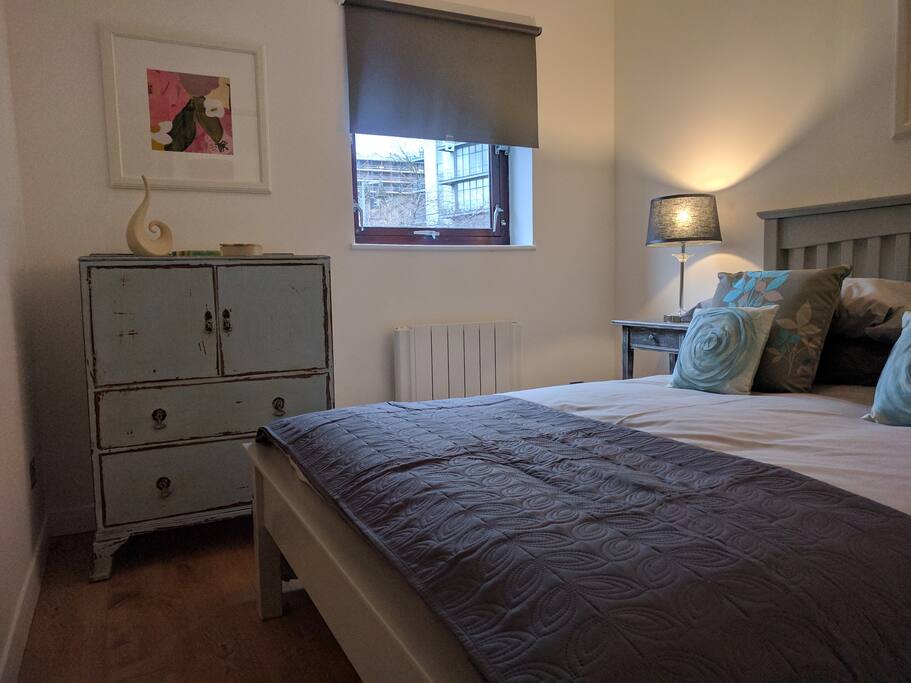 Bedroom with mirrored wardrobes, lots of hanging space