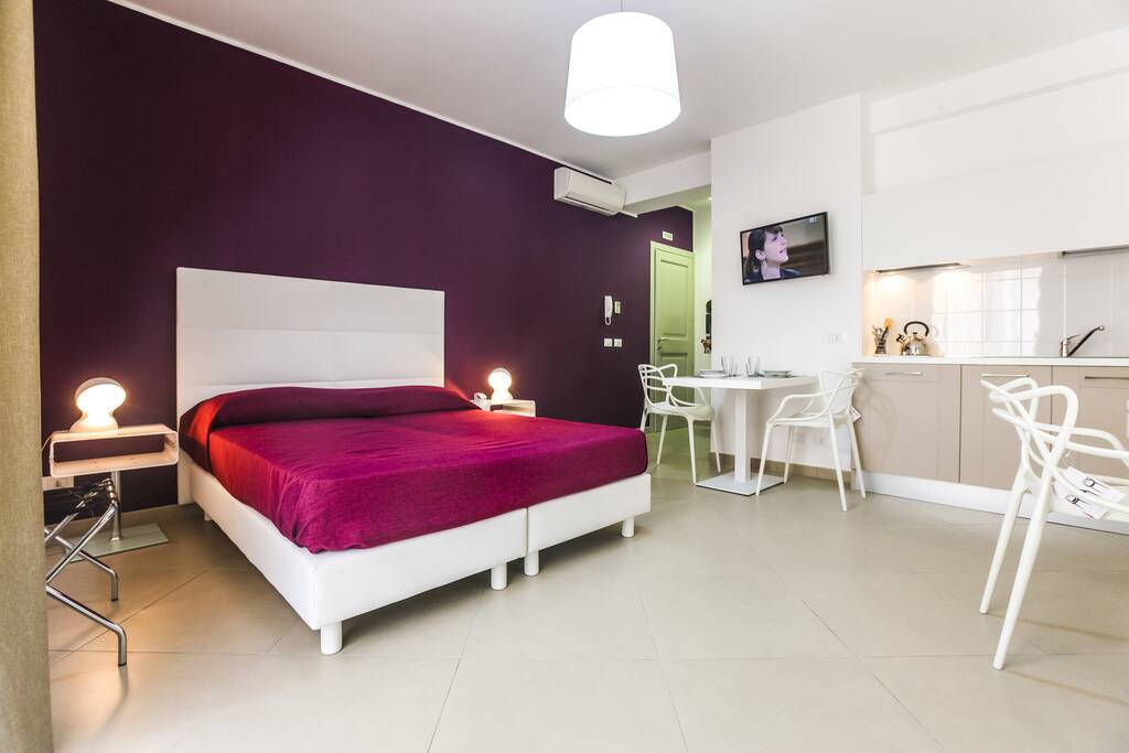 Zona giorno con letto e angolo cottura