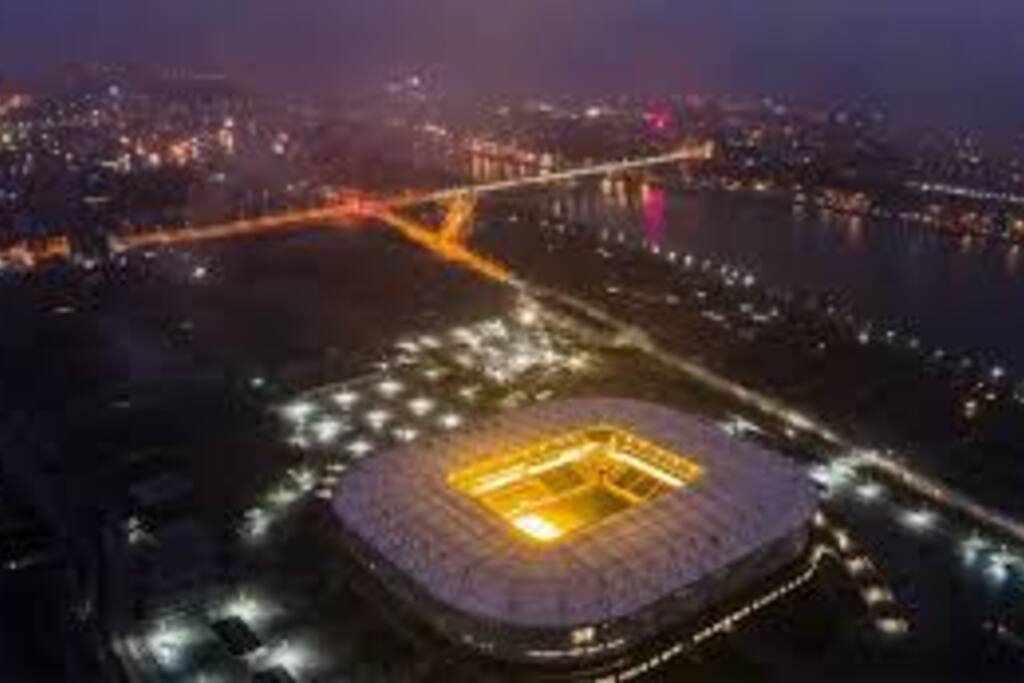 ARENA Rostov am linken Seite des Don, gegenüber der Stadt gelegen.