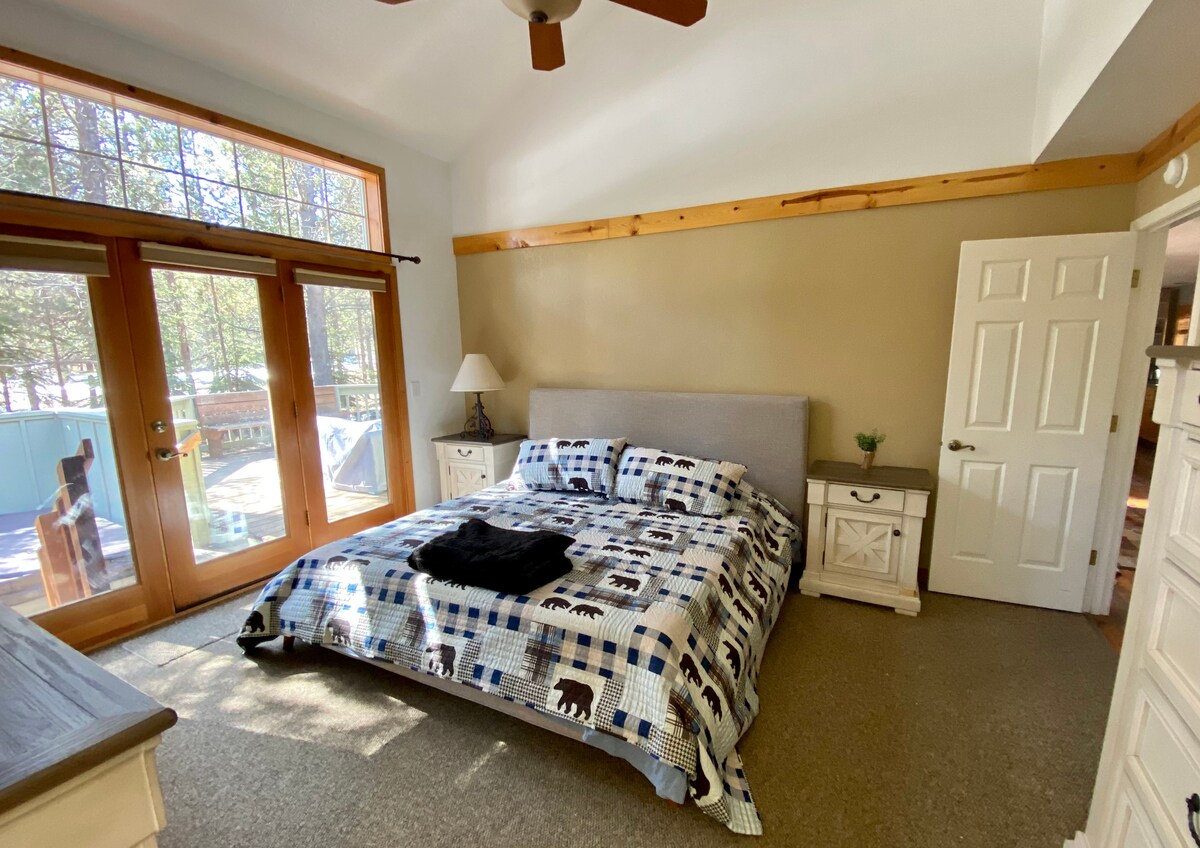 Главна спална соба со душек од брачна мемори пена, директен пристап до хидромасажна када