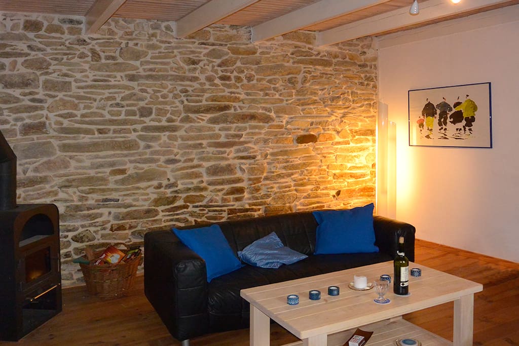 Wohnzimmer mit Natursteinwald