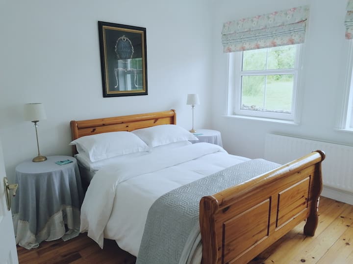 加大双人床和套内卫生间 