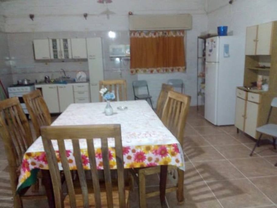 Cocina, mesa, salón.