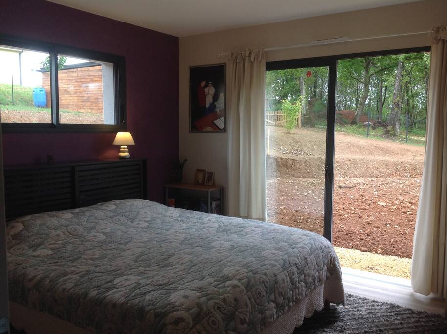 Chambre 2 avec salle de bains identique à la chambre 1 séparée par porte à galandage