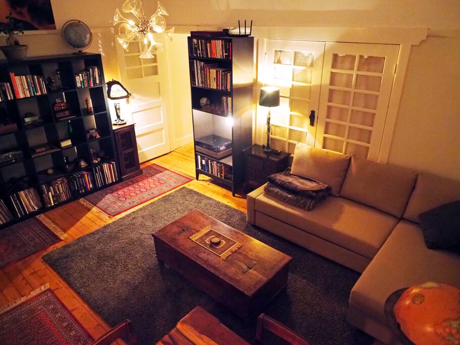 Welcome Home; Cosy Art Deco Lounge, high ceilings, beautiful lamps