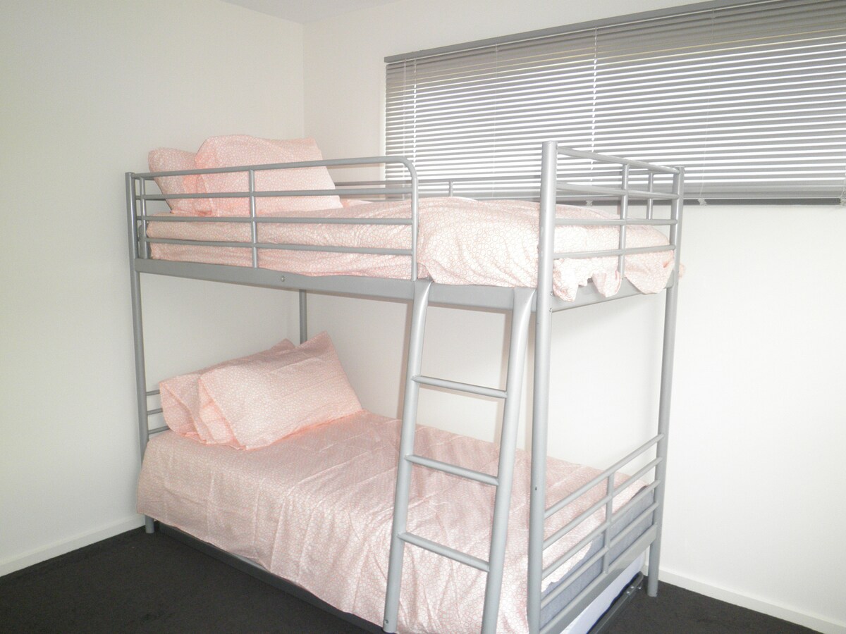 חדר שינה 3 - מיטת קומתיים אחת