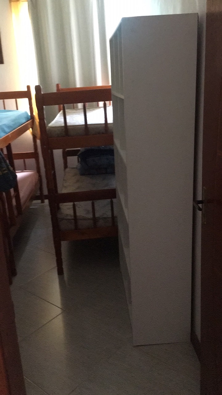 ห้องพักพร้อมเตียงสองชั้น 3 เตียงและเครื่องปรับอากาศ