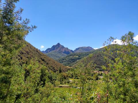Ábregu. In the heart of the mountain. 8 people