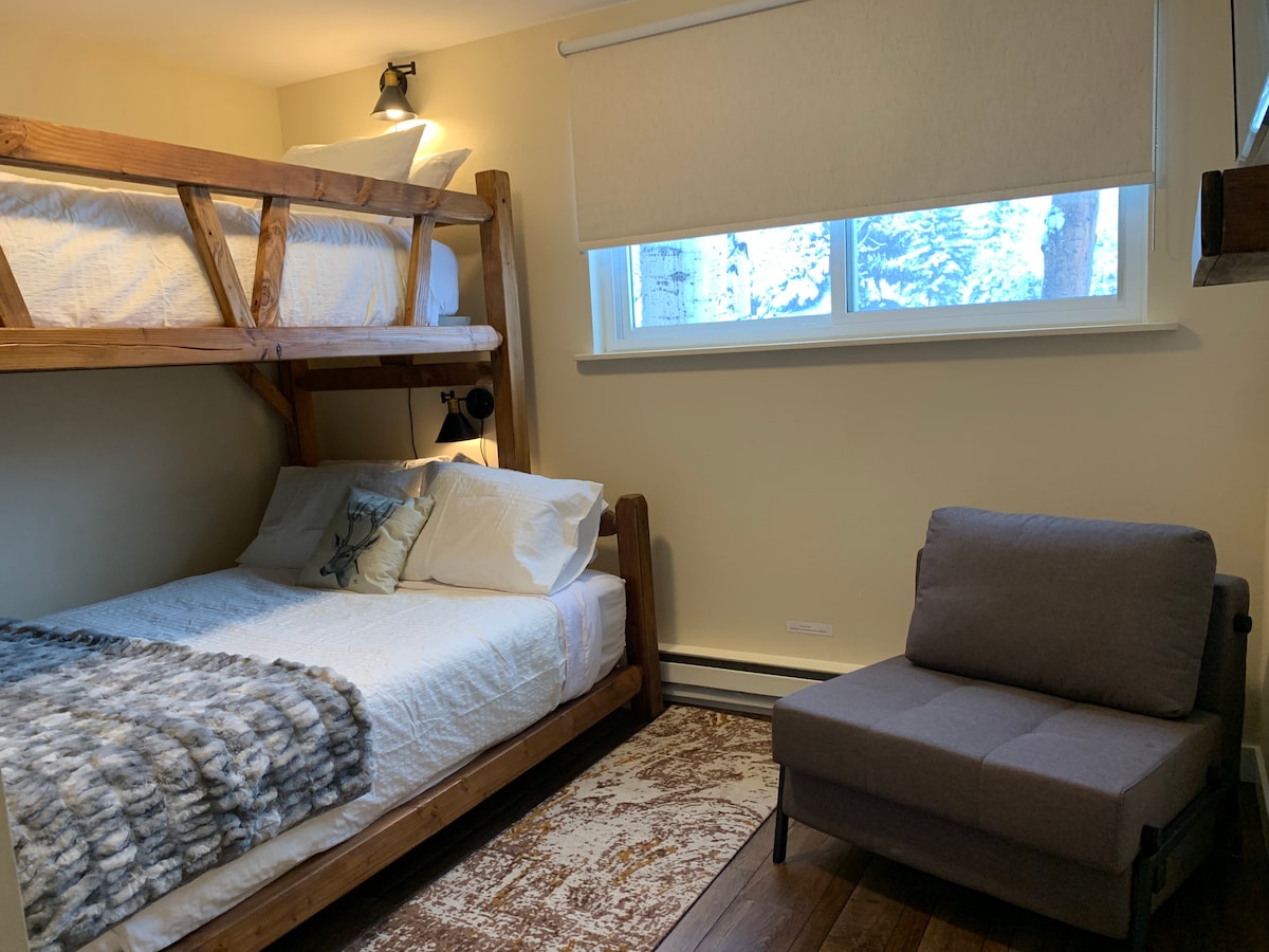 Двойка на долната част на близнака отгоре. Стенни светлини за четене, телевизор, зареден с Netflix и много съдържание на Roku. Столът се разгъва като място за спане