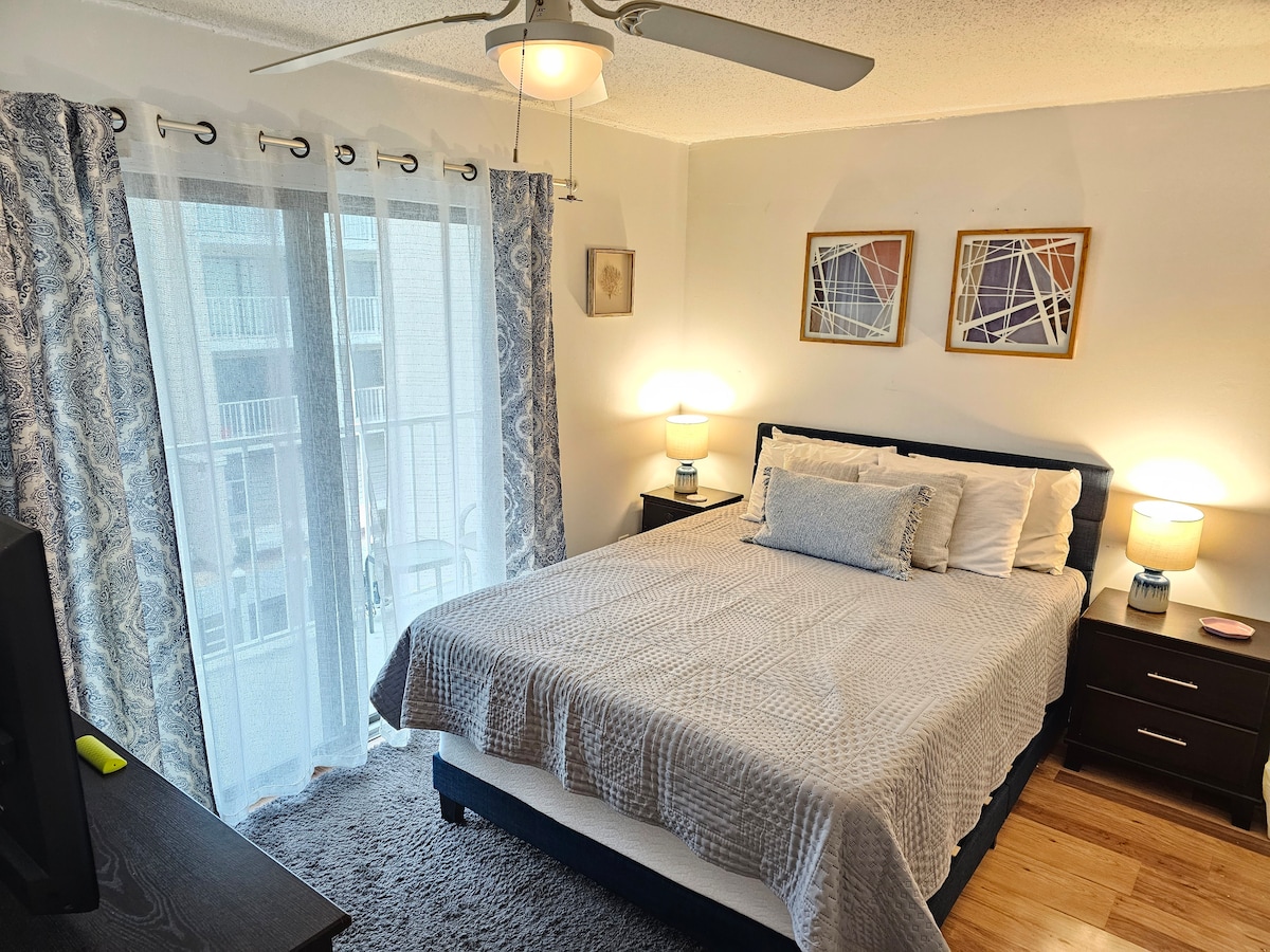 Dormitorio principal con cama queen, acceso directo a: terraza, baño con ducha y closet de invitados. Máquina de ruido blanco y FireTV de 40pulgadas con canales de Netflix y Amazon TV.