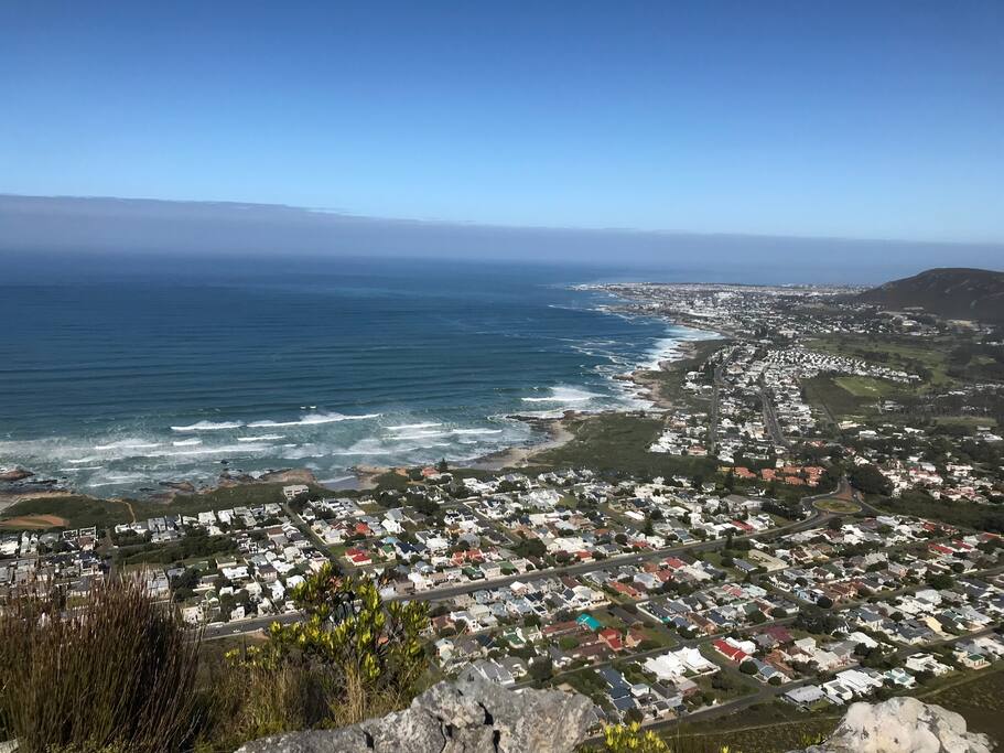 The mountain behind Cape Chestnut is called Mosselberg. There are a few hikes up this mountain. This photo was taken from a section 75% up Mosselberg.