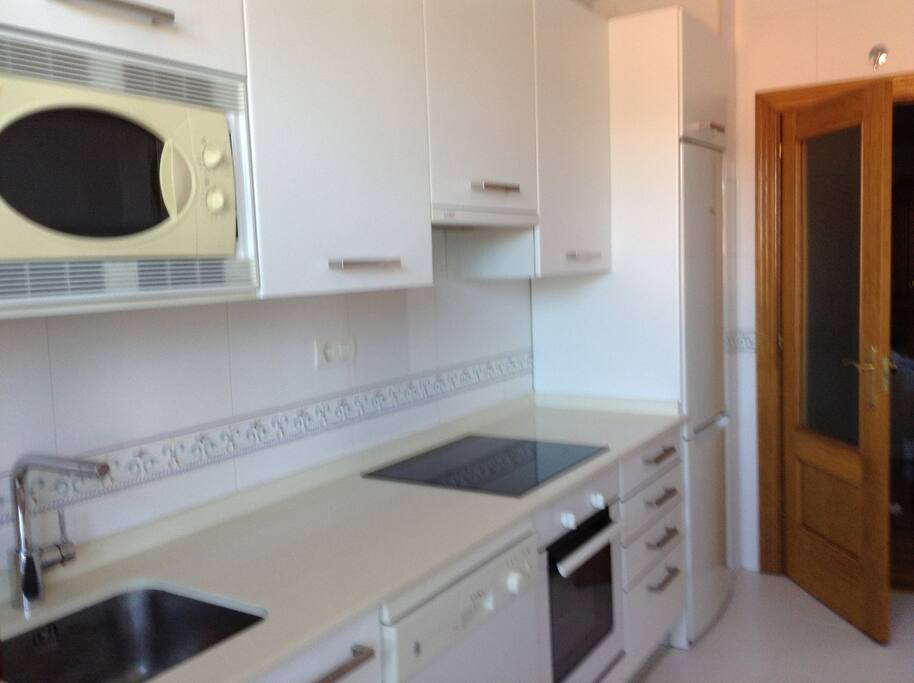 Cocina completa con vitro, lavadora y lavavajillas, horno y micro, mesa para comer 4 personas
