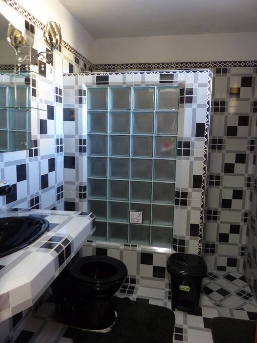Baño con agua fría y caliente.