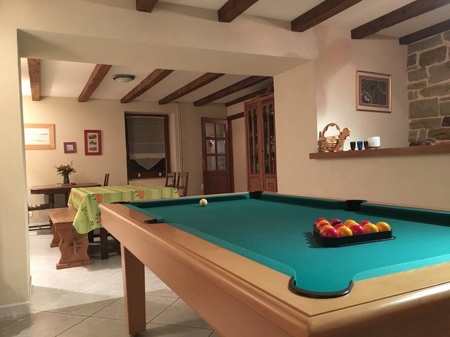 Grande pièce à vivre avec bar billard Bibliothèque et plusieurs tables pour partager vos repas .... accès vers l'extérieur plein Ouest....