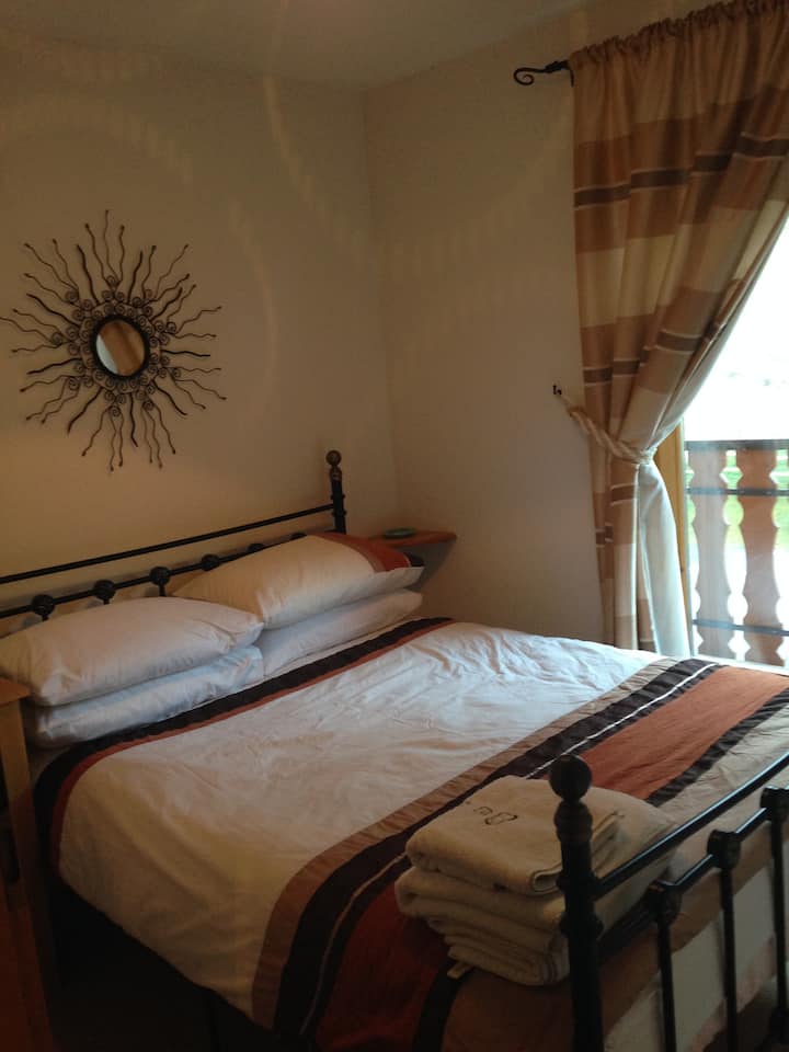 Spavaća soba 2 s bračnim krevetom i vratima do balkona