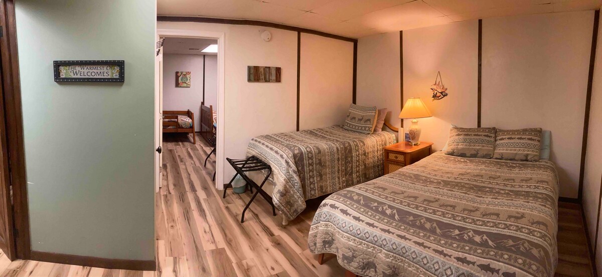 5e semi-privé slaapkamer met queensize futonbed en 3inchmemory foam topper
en een nieuw eenpersoonsbed. 