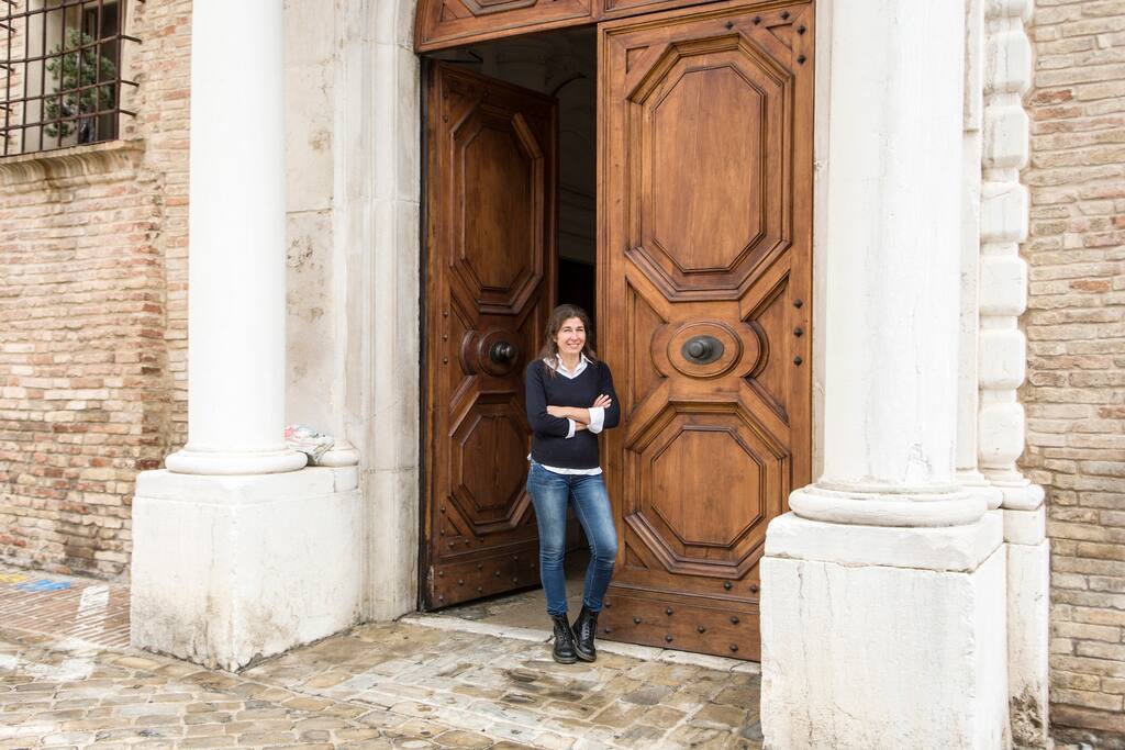 portone di ingresso al palazzo da Piazza Dante