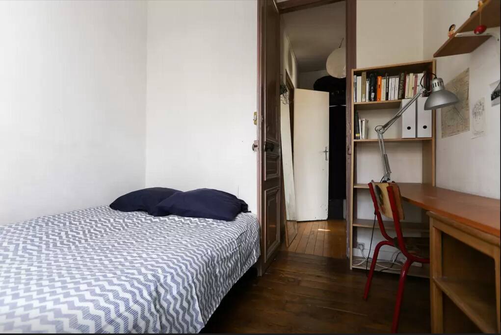 Chambre disponible (étagères et petit bureau)
