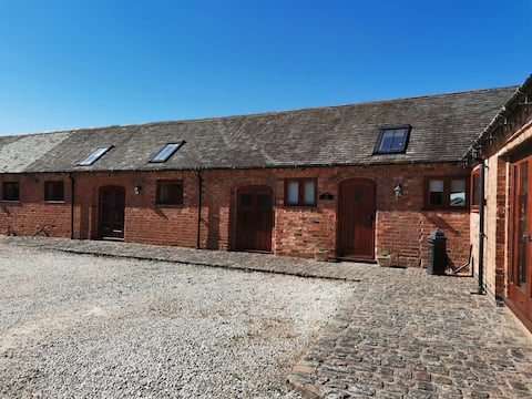 Delightful 3 bedroom barn with wood fired hot tub