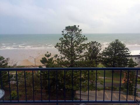 Beachside Unit Ocean Views with all Amenities
