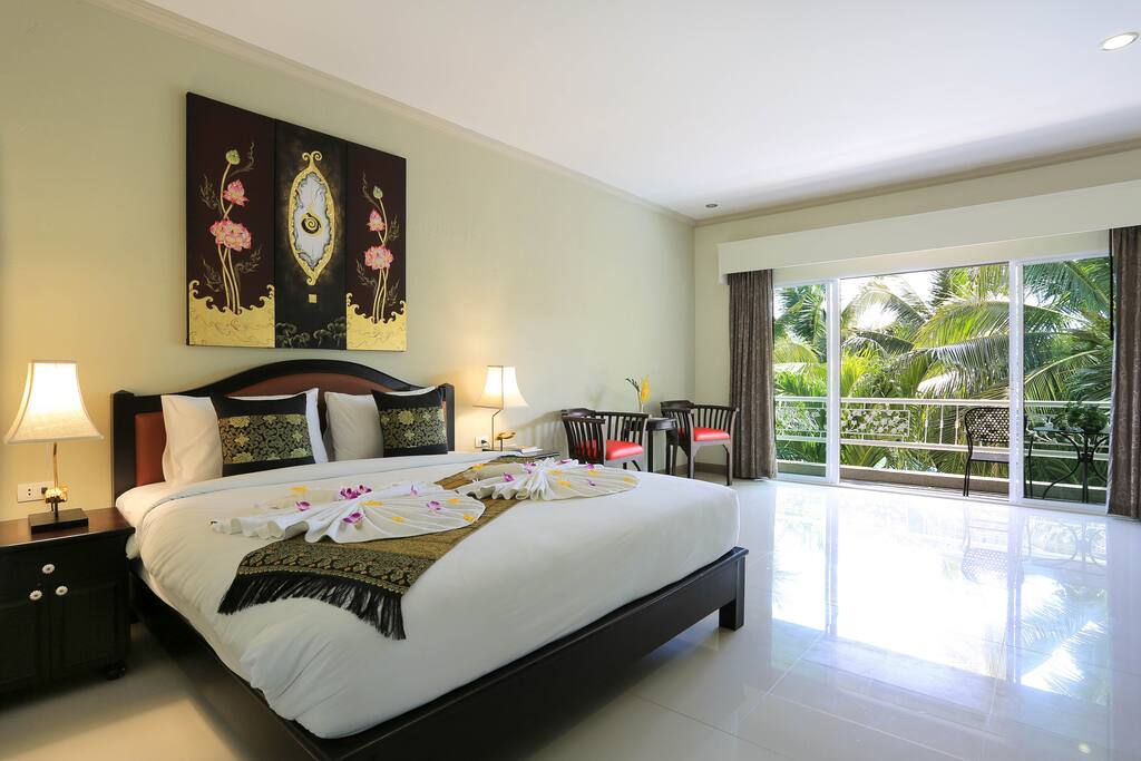 Deluxe kitchen
Bed