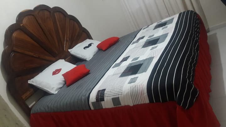 חדר שינה 1: מיטת קינג סייז עם מיזוג אוויר