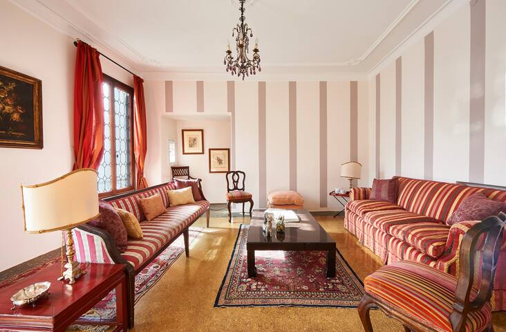 Ca’ Fenice charming apartment in San Marco gallery image 5