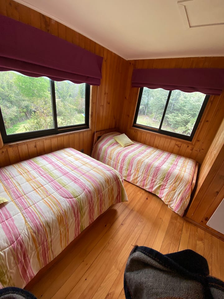 带一张子母床和一张俯瞰火山的单人床 