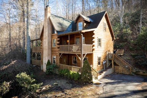 Spacious Cabin - Hot tub, Game room, Fire place