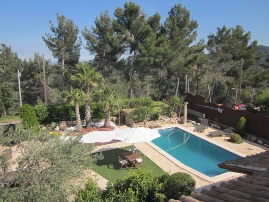 Vista del jardin y arboles de entorno HUTB-01494672