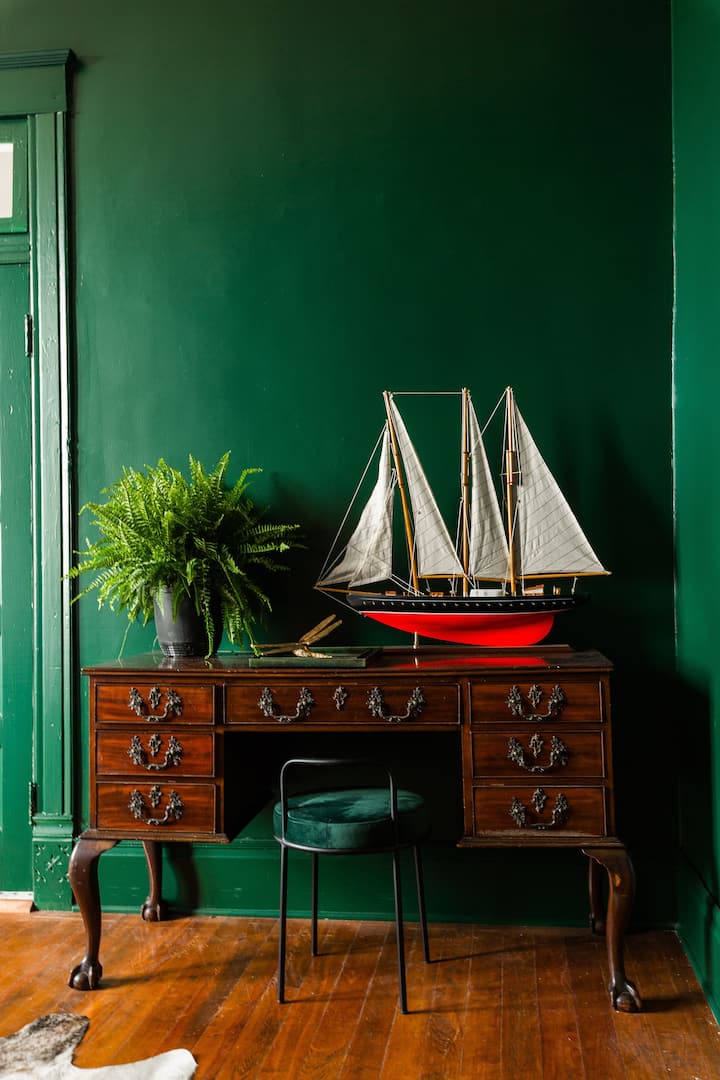 Შეაბიჯეთ ისტორიის საგანძურში ჩვენი ანტიკვარული ჩვენებით. Დატკბით ვინტაჟური ნიმუშების საგულდაგულოდ შერჩეული კოლექციით და ჩაუღრმავდით მათ მიერ დაკავებულ ამბებს და თქვენს სტუმრობას ნოსტალგიას სძენს.