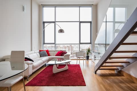 Loft with amazing panoramic views, free parking and internet.