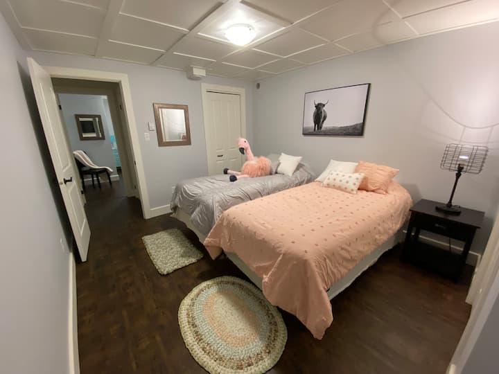 Dormitorio dos en la planta baja.  Dos camas individuales extralargas.  Puedes unirte para hacer una cama tamaño king.  