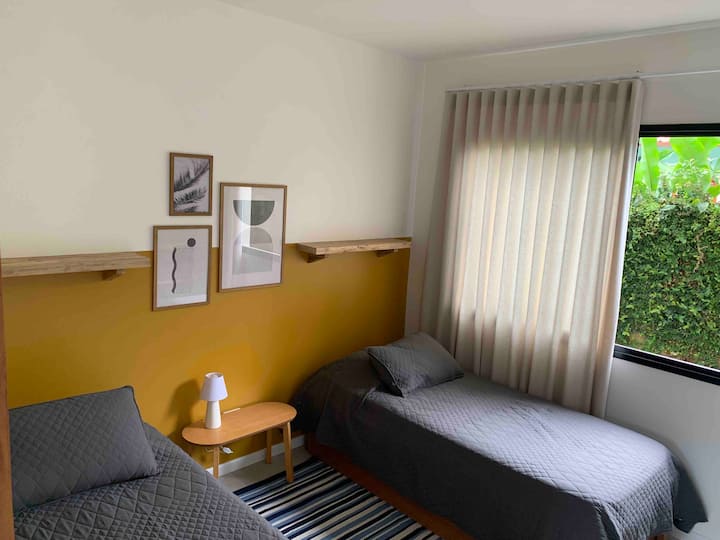 Žuta spavaća soba - dva kreveta za jednu osobu i velika kupaonica