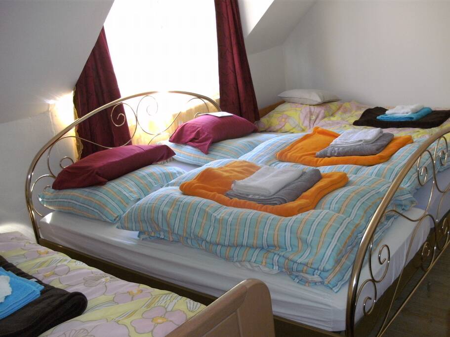 Zimmer links: 1 Doppelbett, 2 Einzelbetten