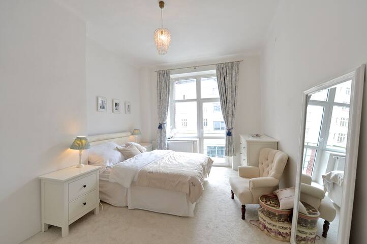 Luxury 3bedroom 2baths Apartment by OldTown Square gallery image 3