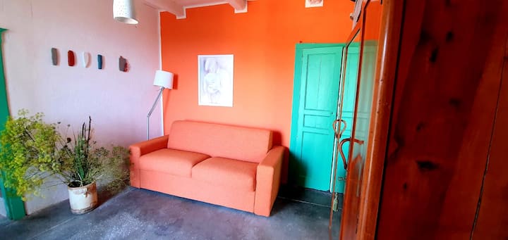 ДНЕВНА СОБА НА ПРИЗЕМЈЕ со уметност (Роберто Џиљо, Анави Косари) ....и природа