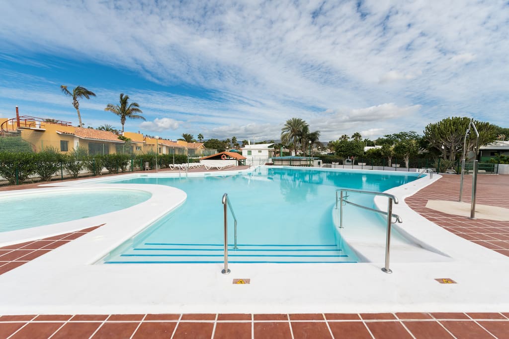 La gran piscina de cómodo acceso y espacios para tomar el sol.
