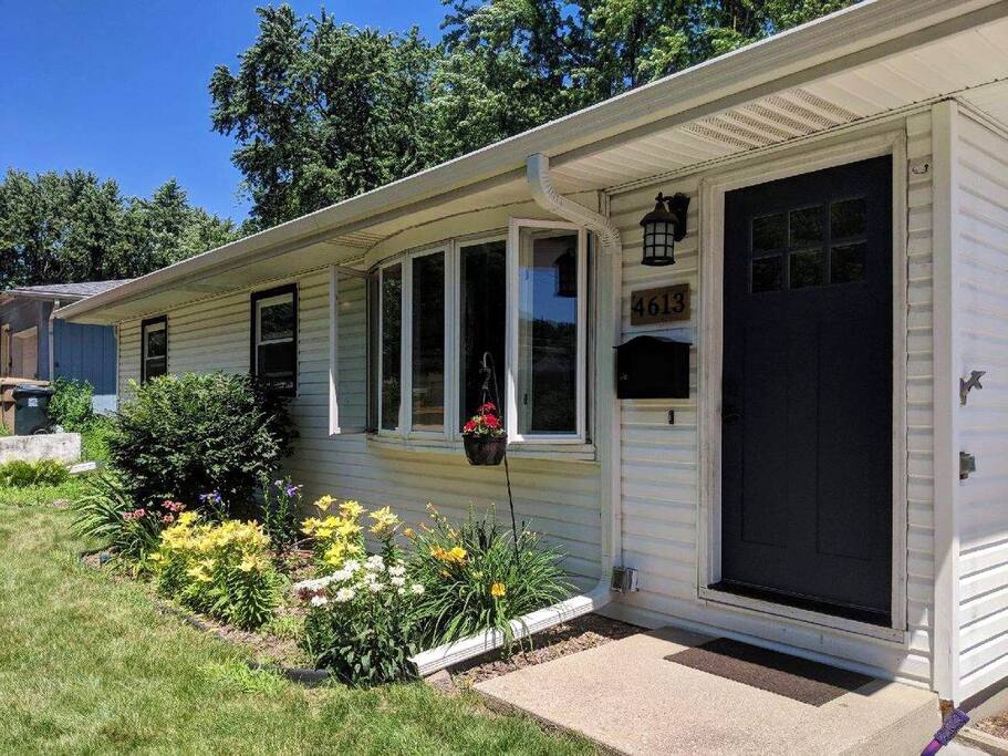 Safe, friendly neighborhood close to parks, stores, & downtown
