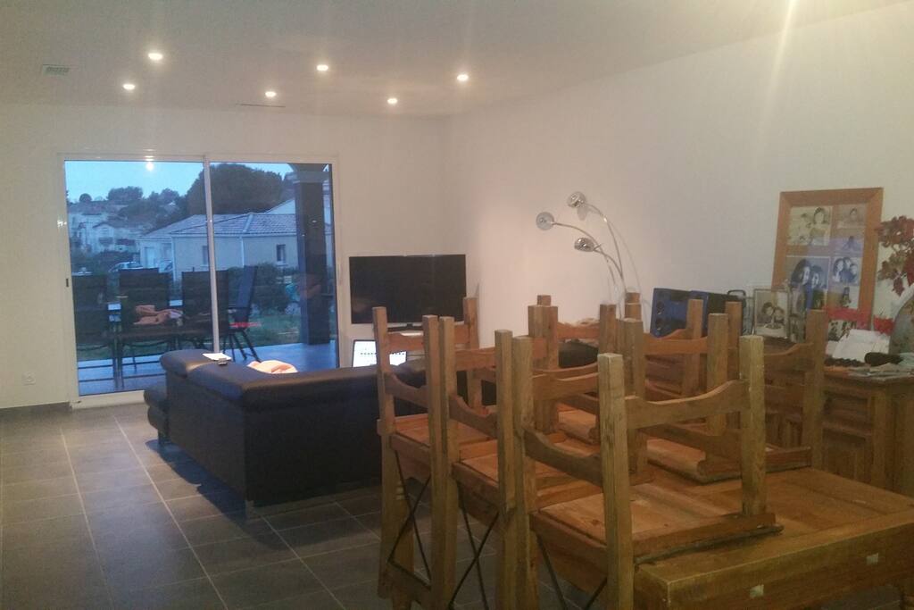 Salon donnant sur la terrasse et la piscine
