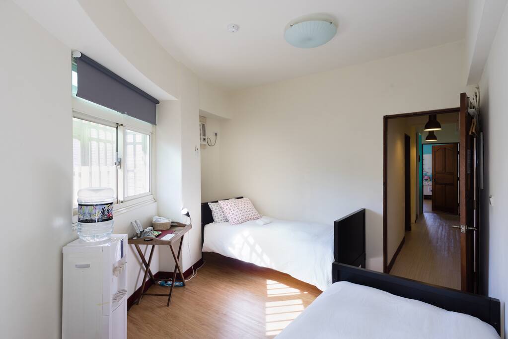 IKEA單人獨立筒床墊組及百貨專櫃羽絨被, 讓您一夜好睡。IKEA single independent tube spring bed and duvets of department store, for you to have a good night's sleep.