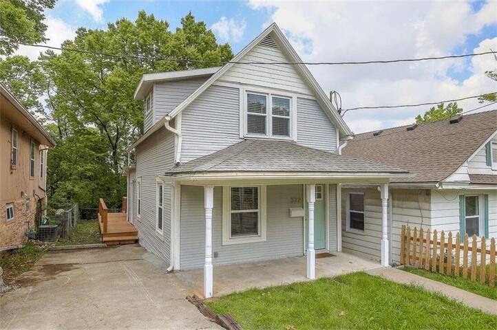 Private suite - Bed, bath, sitting room