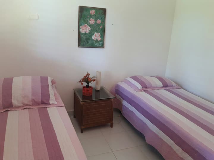 Suita e katit të tretë të parë, me  dy krevate tekë që mund të shndërrohen në një krevat dopio të bollshëm që ka përmasa 1.80m x 1.80m.