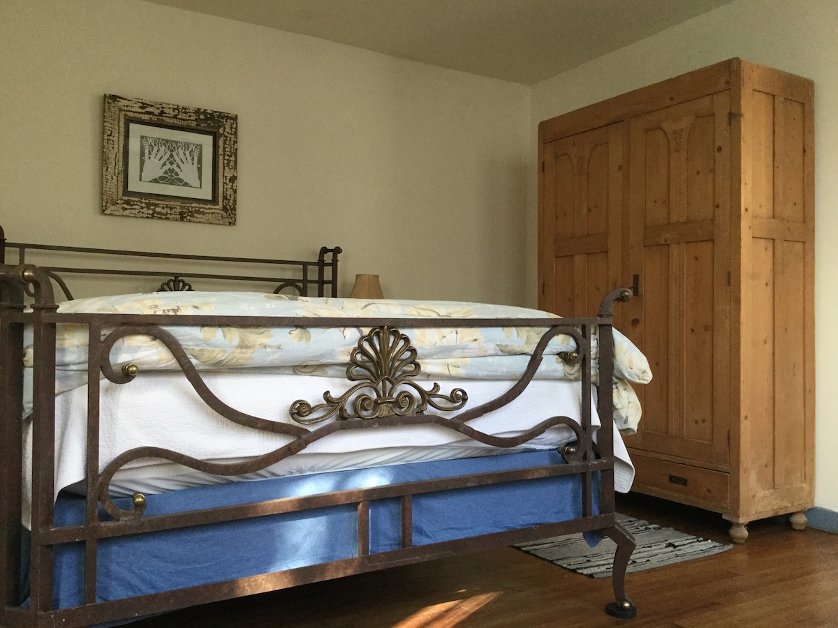 Glavna spavaća soba. Broj kreveta Bračni krevet (širine 150-179 cm).