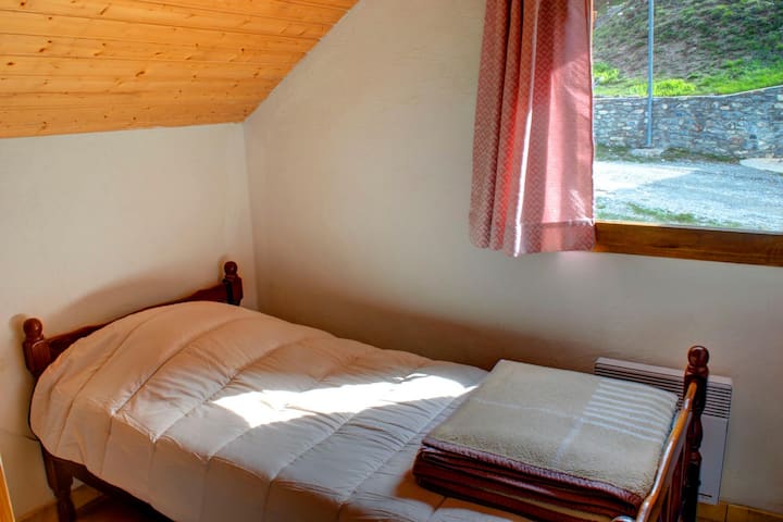 Quarto 4. Cama em 90x190. A cama é protegida por uma capa de colchão e uma lã, bem como uma lã por travesseiro, trocada após cada aluguel. 1 capa de cama e um cobertor de lã