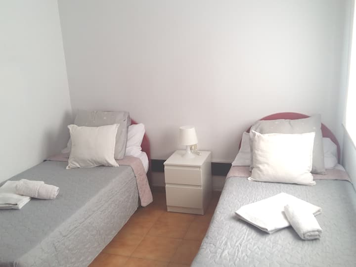 Habitación individual con 2 camas.Individual room with 2 beds. Chambre individuelle avec 2 lits.