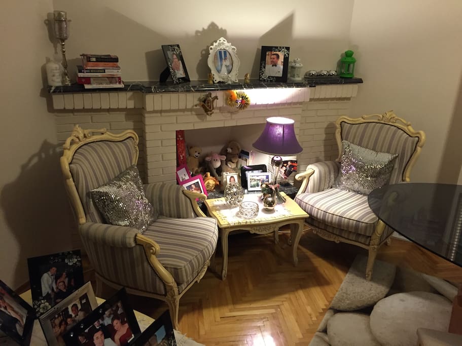 Warm and very wide living room (reading place)