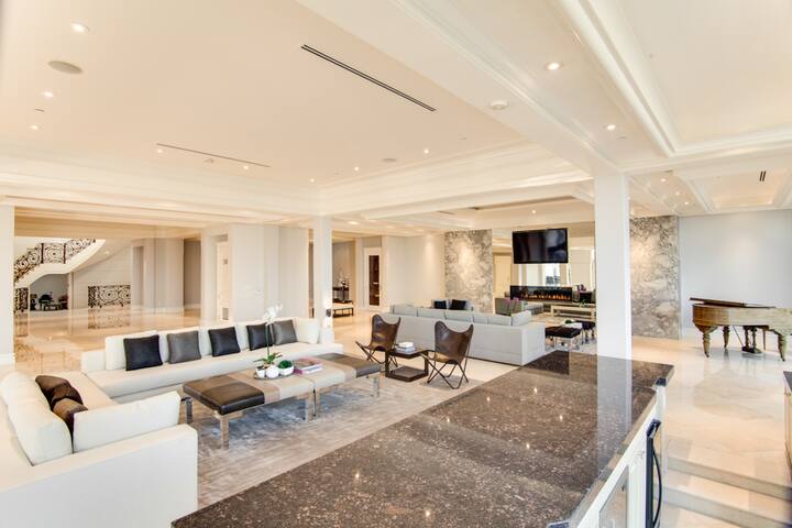 LOS ANGELES VIEW MODERN ESTATE- POOL- 12,000 SQ FT gallery image 2